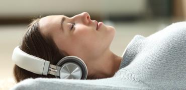 Jonge vrouw met koptelefoon